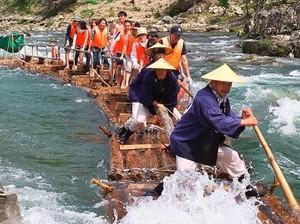 Seperti Indonesia, Jepang Juga Punya Rafting Ekstrem Sambil Berdiri