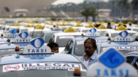 Para sopir yang ikut dalam unjuk rasa memarkir taksinya di Monumen Nasional (Monas). Darren Whiteside/Reuters/detikFoto.