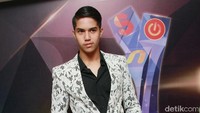 El tampil kenakan kemeja dan celana pendek hitam dipadu blazer putih lace dan adidas putih-hitam. Pool/Gus Mun/detikFoto.