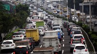 Kendaraan berjalan merayap.