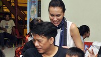 Ariel dan Sophia di Yayasan Anyo Indonesia, Slipi, Jakarta Barat, akhir pekan lalu. Pool/Noel/detikFoto.
