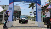 Seremoni pelepasan 5 mobil perserta Datsun Risers Expedition.