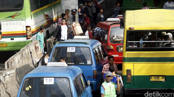 Jokowi Minta Jonan Turunkan Tarif Angkot