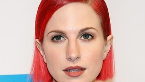 Vokalis Paramore Hayley Williams didekati Atlantic Records saat baru berusia 14 tahun. Label ingin mendekatinya jadi penyanyi pop namun ia sempat menolak. Kini, ia punya dua album solo utama: Petals for Armor (2020) dan Flowers for Vases / descansos (2021). Pada Agustus 2025, ia juga merilis album solo ketiga, Ego Death At A Bachelorette Party. Foto: Getty Images