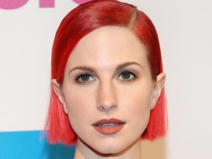 Ikuti Beyonce, Vokalis Paramore Pecat Staf di Panggung Saat Konser