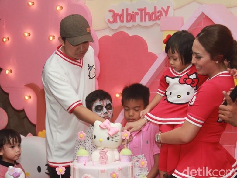 Rayakan Ulang  Tahun  Anak  Ayu Dewi Bikin Pesta Serba Hello  