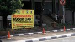 Mobil Parkir Sembarangan di Jalan Melawai
