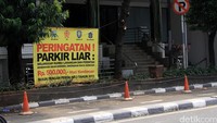 Spanduk peringatan untuk tidak parkir sembarangan juga terdapat di area ini tapi masih saja para pengguna kendaran memarkirkan kendaraan di tempat yang tidak semestinya.