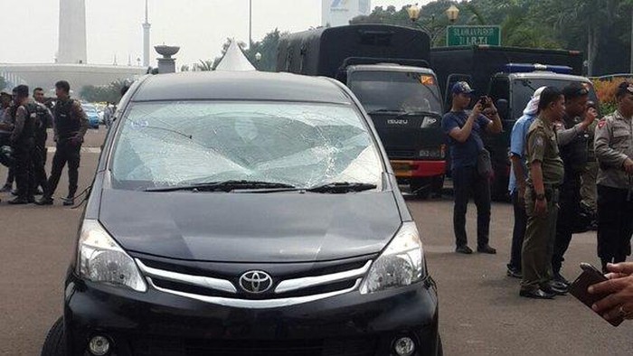 Avanza Dirusak Massa Saat Ada Demo di Monas, Polisi Kejar Pelaku