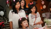 Ussy Sulistiawaty bersama tiga putrinya, Syafa Al Zahra, Nur Amalia Putri dan Shakeela Eleanor Ameera. Pool/Gus Mun/detikFoto.