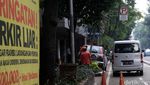 Mobil Parkir Sembarangan di Jalan Melawai