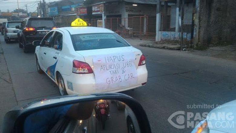 Aksi Mogok Massal, Sopir Taksi di Tol Cawang Setop Rekannya Agar Bergabung Aksi Mogok Massal, Sopir Taksi di Tol Cawang Setop Rekannya Agar Bergabung