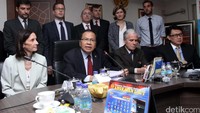 Menko Kemaritiman Rizal Ramli bersama Dubes Perancis untuk Indonesia Corinne Breuze dan delegasi dari Perancis yang tergabung dalam Kluster Maritim melakukan pertemuan di Jakarta, Senin (14/3). Pool/dok. Kemenko Maritim.