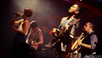 Band yang mulai terbentuk sejak 2002 itu selalu tampil energik di setiap penampilannya.