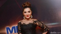Ashanty yang kini tengah hamil muda terlihat anggun dibalut dress hitam menerawang. Pool/Gus Mun/detikFoto.
