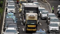 Seorang polisi mengatur lalu lintas yang macet.