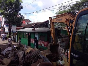 Dua Alat Berat Runtuhkan Bangunan PKL Banjararum