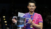 Lin Dan meraih trofi All England 2016. Andrew Boyers/Reuters/detikFoto.