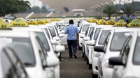 Kehadiran taksi di Ibu Kota turut mengalami perubahan dari masa ke masa. Melansir dari portal resmi Provinsi DKI Jakarta yakni jakarta.go.id, armada taksi sudah muncul di Batavia bersamaan dengan semakin banyaknya perusahaan-perusahaan persewaan mobil. Seiring berjalannya waktu dan diiringi dengan kecanggihan teknologi, masyarakat kini bisa memesan taksi melalui aplikasi daring. Reuters.