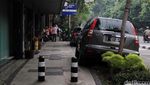Mobil Parkir Sembarangan di Jalan Melawai