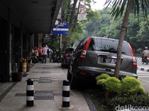 Parkir Mobil di Jalan Depan Rumah Hukumnya Haram, Ini Alasannya