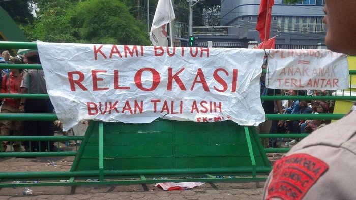 Warga Pinggir Rel di Medan Demo Minta Direlokasi Meski Dapat Uang Ganti Rugi