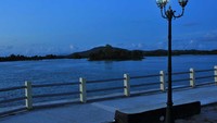 Jelang sore, lampu bendungan mulai menyala dan semakin mempercantik senja di Bendung Pice. Betah rasanya berlama-lama di situ. Bisa jadi rekomendasi bagi traveler yang ingin berlibur di Bumi Laskar Pelangi (Randy/detikTravel)