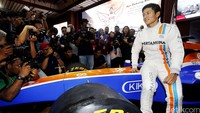 Dalam jumpa pers Rio di kantor Pertamina, Jakarta, Senin (14/3/2016) sore, replika mobil MRT05 turut dipertontonkan.