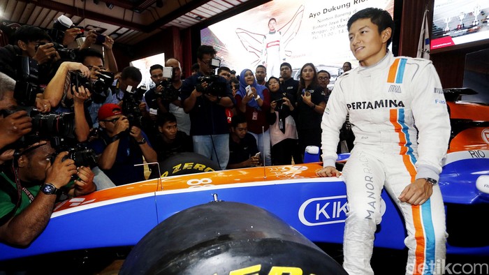 Dalam jumpa pers Rio di kantor Pertamina, Jakarta, Senin (14/3/2016) sore, replika mobil MRT05 turut dipertontonkan. Mobil berwarna merah-biru itu bernomor 88, sebagaimana yang akan menjadi identitas kendaraan Rio di musim debutnya ini. Rengga Sancaya/detikcom.