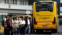 Bus Sekolah menurunkan dan menaikkan penumpang di Terminal Blok M, Jakarta Selatan.