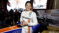 Ini adalah mobil replika, sama seperti dengan aslinya,kata pembawa acara, merujuk pada kokpit mobil dengan setir yang dilengkapi dengan perlengkapan elektronik sesuai dengan ukuran aslinya.