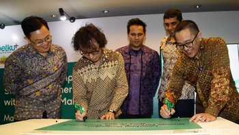 President Director & CEO Indosat Ooredoo (dua dari kanan) Alexander Rusli, Chief New Business & Innovation Officer Indosat Ooredoo Prashant Gokarn, Group Head Mobile Financial Services Indosat Ooredoo Randy Pangalila, CEO MatahariMall Hadi Wenas dan Komisaris MatahariMall Adrian Suherman saat menandatangani nota kerja sama.