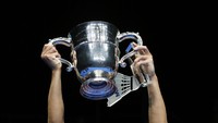 Lin Dan mengangkat trofi. Di usia 32 tahun, pebulutangkis asal China itu telah enam kali menjuarai All England. Dia sebelumnya berjaya pada tahun 2004, 2006, 2007, 2009, dan 2012. Andrew Boyers/Reuters/detikFoto.