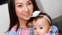 Sarwendah dan putrinya, Thalia Putri Onsu kompak dengan busana biru muda. Pool/Gus Mun/detikFoto.