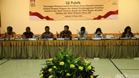Ketua KPU Husni Kamil Manik bersama jajaran komisioner memberikan pemaparan dalam uji publik di Kantor KPU Pusat, Jakarta, Senin (14/3/2016).