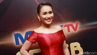 Sambil tersenyum manis, Ayu berpose di depan kamera. Pool/Gus Mun/detikFoto.