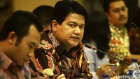 Husni Kamil Manik memberikan pemaparan di hadapan perwakilan partai politik.