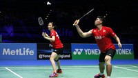 Praveen Jordan berusaha mengembalikan shuttlecock saat melawan Joachim Fischer Nielsen/Christinna Pedersen di final All England 2016. Andrew Boyers/Reuters/detikFoto.