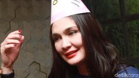 Luna Maya tak lupa memakai topi ulang tahun Hello Kitty. Pool/Gus Mun/detikFoto.