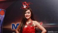 Ia yang pada saat itu kenakan wig rambut panjang, juga mengenakan aksesori kalung dan hiasan kepala berwarna merah. Pool/Gus Mun/detikFoto.