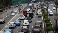 Lalu lintas yang mengarah ke Semanggi macet.