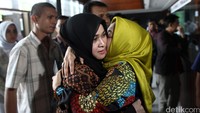 Sambil menunggu sidang dimulai, Evy didampingi sang ibunda.