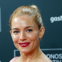 Orang dengan alis diagonal cenderung emosional. Semakin tajam ke atas, maka akan semakin ekstrem emosinya dan semakin reaktif. Foto: Getty Images