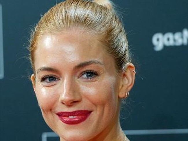 Orang dengan alis diagonal cenderung emosional. Semakin tajam ke atas, maka akan semakin ekstrem emosinya dan semakin reaktif. Foto: Getty Images