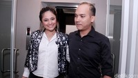 Pasangan selebriti Marshanda dan Egi John terlihat makin lengket saja. Keduanya pun tampak serasi seusai mengisi sebuah acara, Senin (14/3/2016). Pool/Palevi S/detikFoto.