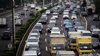 Kendaraan terjebak macet di tol dalam kota.
