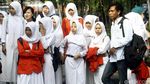 Bus Sekolah Angkut Penumpang di Terminal Kampung Rambutan