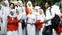 Para siswa menunggu kedatangan bus sekolah di Terminal Kampung Rambutan.