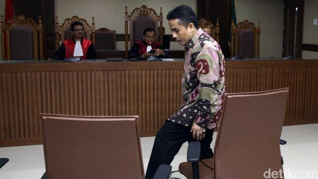 Dasep Ahmadi saat mengikuti persidangan kasusnya