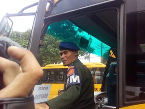 Personel TNI dan Polri Jaga Bus Sekolah Pengganti Kopaja yang Demo